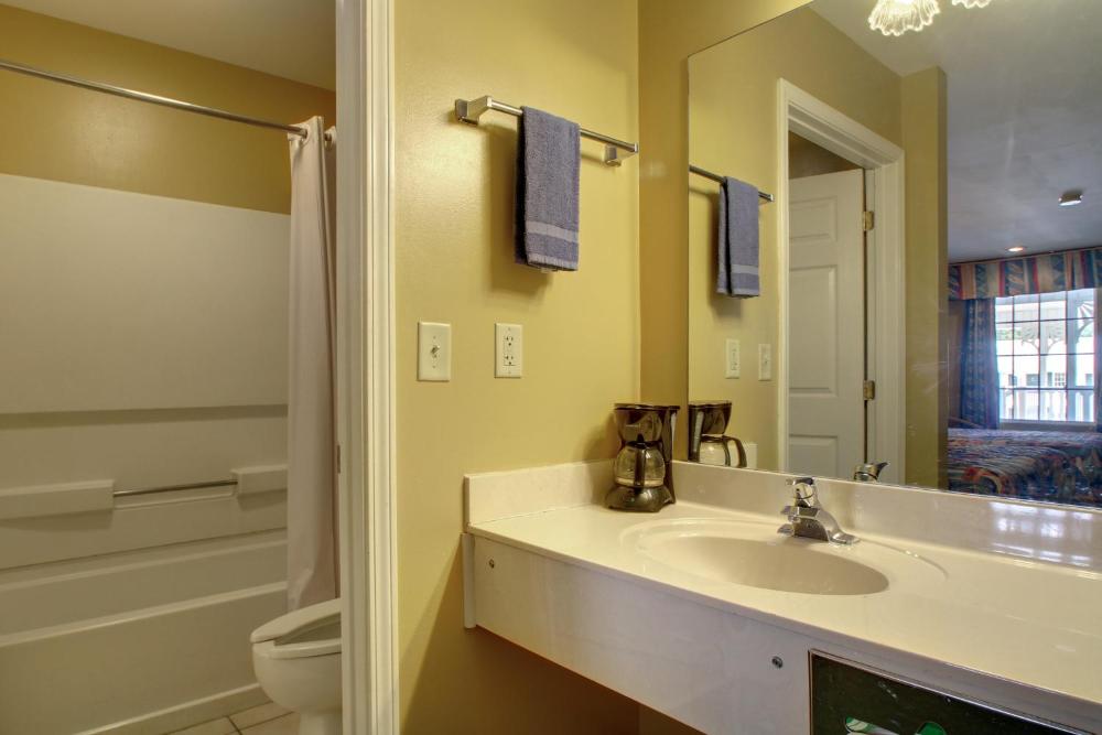 2 Queen Beds Non-Smoking interior